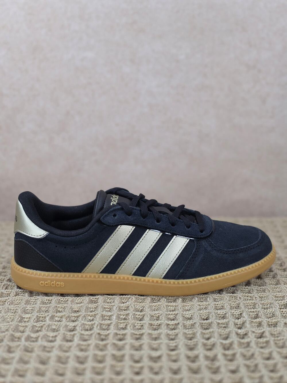 Adidas Breaknet Sleek JR0685 Women’s 7.5 Black Gold Gum – Brand New